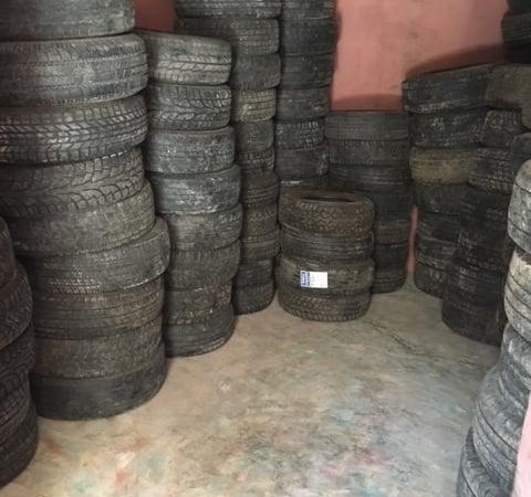 Pièces de véhicules, pneus et accessoires